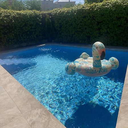 Space In The Villa With Poll Near Golf In Madrid Exterior photo